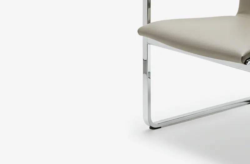 Waiting office chair – كرسي انتظار بتصميم بسيط ومريح، إطار معدني ومقعد مبطن، بخلفية بيضاء