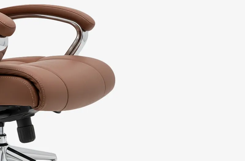 Manager Office Chair – كرسي مكتب مدير مريح بزاوية تصوير قريبة وخلفية بيضاء
