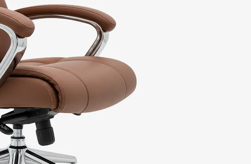 Manager Office Chair – كرسي مكتب مدير مريح بزاوية تصوير قريبة وخلفية بيضاء